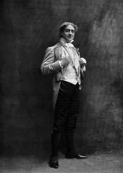 El comediante francés Max Dearly (1874-1943) como Tourillon en la opereta "Die Fledermaus" (El Murciélago) en París, foto de Cautin y Berger del periódico francés "Le Theatre" mayo 1904