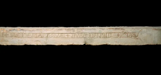 Arte celta: “tributo a las deidades” Inscripción grabada en alfabeto celta (Ogham). de la región de Como, Italia. Finales del siglo VI principios del siglo V a.C. Dim. 365x19x33 cm Como, Museo Cívico Arqueológico Paolo Giovio