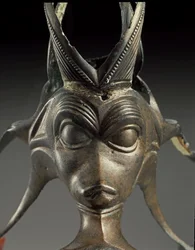 Arte celta: elemento decorativo de una jarra de bronce en forma de cabeza de criatura fantástica. Siglo III a.C. De Brno Malomerice (Moravia). Brno, Museo de Moravia