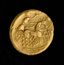 Arte celta: estátera de los Sequani, moneda de oro - Representación de un hombre conduciendo un carro (?), siglo III-II a.C. - París, B.N. - Arte celta: hombre conduciendo un carro - Moneda de oro, estátera de los Sequani, siglo III-II a.C. - Biblioteca Na