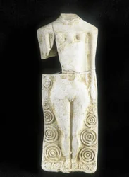 Mujer con tres senos. Estatuilla hecha por el alfarero celta "Rextuguenos", firma y rouelles (único alfarero armoricano conocido), para Laraire (lugar de oración en una villa romana)