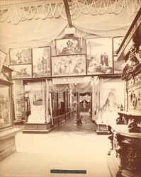 Vista del edificio principal en la sección española de la Exposición del Centenario