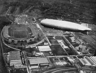 El dirigible alemán Graf Zeppelin sobrevolando Wembley durante la final de la FA Cup, Londres, 1930
