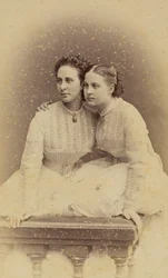 Alexandra Iossifovna de Russie (nee princesse Alexandra de Saxe Altenbourg) et Olga Constantinovna de Russie - Retrato de la Gran Duquesa Alexandra Iossifovna (1830-1911) y la Gran Duquesa Olga Constantinovna de Rusia (1851-1926), por Bergamasco, Charles (
