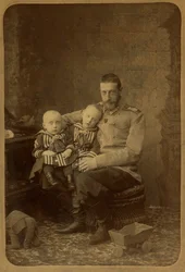 Constantin Constantinovitch de Russie avec ses fils Ioann et Gabriel - Grand Duque Constantine Constantinovich of Russia with sons, John Konstantinovich and Gabriel Konstantinovich, by Bergamasco, Charles (Karl) (1830-1896). Foto en albúmina, c. 1890. Ruso