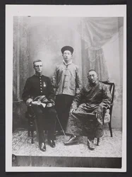 Charles Bell sentado con el decimotercer Dalai Lama y el príncipe heredero de Sikkim, Sidkeong Tulku Namgyal, en 1910 (foto b/n)