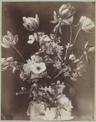 Estudio de flores en jarrón con figura de niño