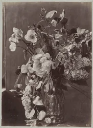 Estudio de flores con jarrón adornado