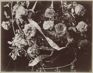 Estudio de flores con cesta y cintas.