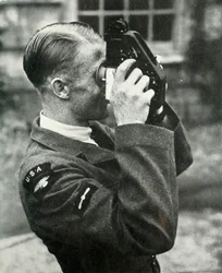 Aviador aprendiendo navegación durante la Segunda Guerra Mundial, 1941