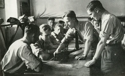 Personal de la RAF aprendiendo sobre armas, 1941