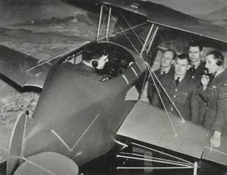 Personal de la RAF aprendiendo a volar en un simulador de vuelo durante la Segunda Guerra Mundial, 1941
