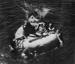 Personal de la RAF aprendiendo a usar un bote salvavidas