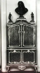 Gabinete con un busto de Luis de Orleans (1703-52)
