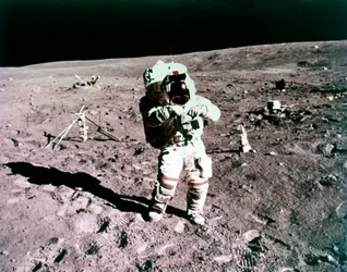 Astronauta John Young en la superficie lunar, misión Apollo 16, 21 de abril de 1972