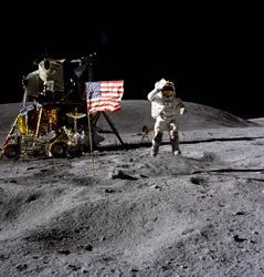 John Young en la superficie lunar, 1972