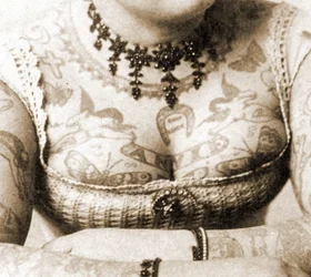 Primer plano del pecho de Annie Howard, c.1898