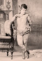 Retrato de Nora Hilderbrandt, la mujer tatuada, hacia 1896