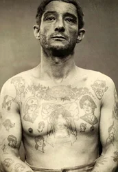 Retrato de un hombre tatuado