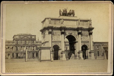 Francia, Île-de-France, París (75): El Arco del Triunfo del Carrusel con los edificios en ruinas de las Tullerías imperiales