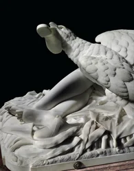Figura de tamaño natural de Rhodopis sobre pedestal