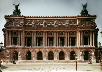 Vista de la fachada del teatro de la ópera realizado por Charles Garnier (1825-1898) en 1875 en París