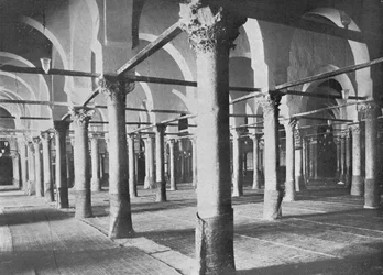 Kairouan. Interior de la Gran Mezquita, c. 1913