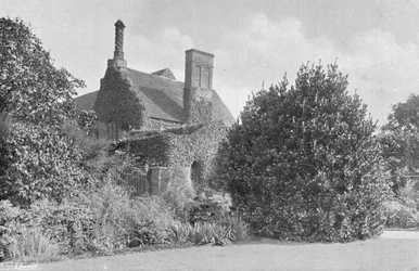 Un hastial del antiguo palacio