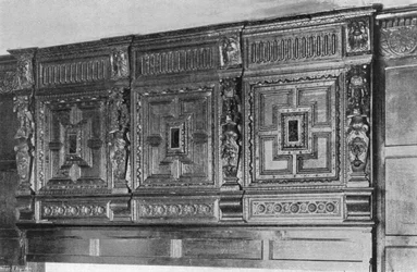 Sobre la chimenea, habitación marrón