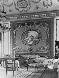 Pared sur del salón rojo