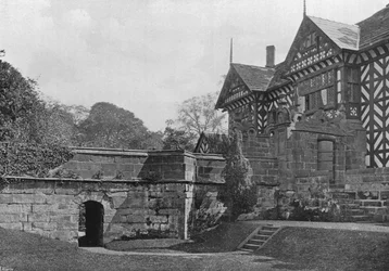 El puente y el foso desde el noroeste