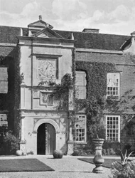 La Entrada a Rushbrooke Hall