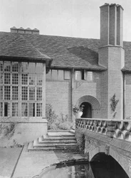 La ventana del salón, el gran oriel y la piscina circular