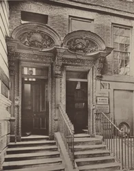 Dos Puertas, Laurence Pountney Hill, Este Central