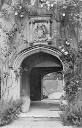 Entrada Oeste en el Patio