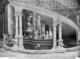 Fuente bajo las escaleras del Hotel de Ville antes del incendio de 1871