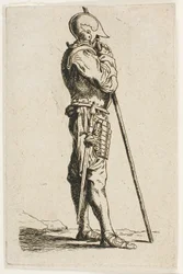 Un soldado de pie, de perfil
