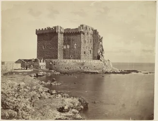 [El castillo de la isla de Saint-Honorat, cerca de Cannes / Le château de île Saint-Honorat, près de Cannes