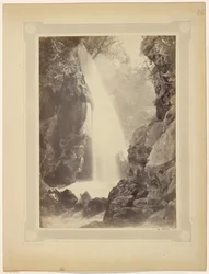 Cascada y rocas, sur de Francia