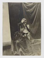 Retrato de una mujer sentada desconocida