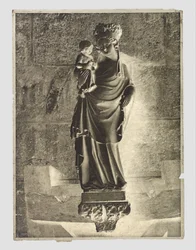 Escultura de María con el Niño en Notre-Dame, París