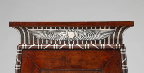 (detalle) de un gabinete de monedas ornamentado con emblemas egipcios de plata, c.1805