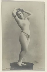Retrato de una bailarina desconocida escasamente vestida en un programa para un concierto, anuncio de Comptoir Photographique de l