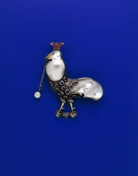 Un broche de metal blanco y amarillo de la Guild of Handicraft, con forma de gallo «coronado», engastado con perla blister, perlas, zafiros, turmalinas y piedras lunares, c.1905