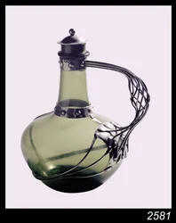 Decantador de vidrio verde con montura de plata con marca del fabricante para el Guild of Handicraft, 1901