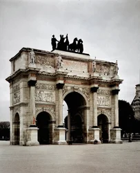 Vista del Arco de Triunfo del Carrusel realizado por Pierre Francois Leonard Fontaine (1762-1853) y Charles Percier (1764-1838) en París (Louvre)