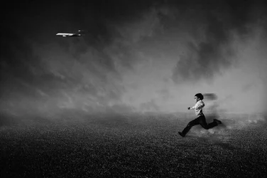 Un niño que persigue un avión
