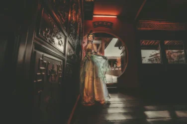 La Puerta de la Luna del Vestido Dorado