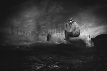Un hombre a la deriva en la niebla de la ciudad