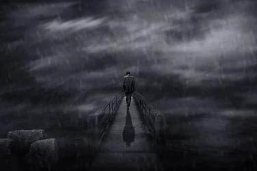 Un hombre en un puente azotado por la tormenta